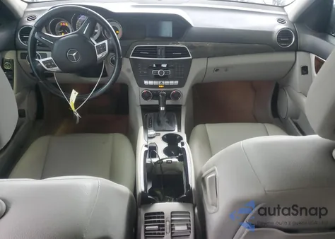 2013 Mercedes-Benz C 250 z USA, uszkodzony, nr VIN WDDGF4HB4DG104052